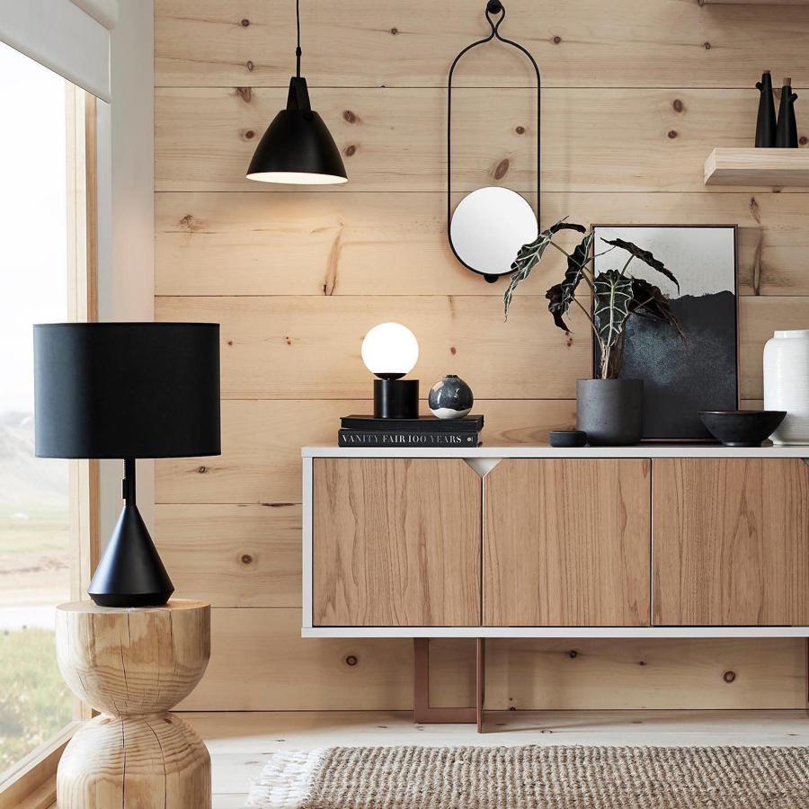 Apuesta por el minimalismo sin renunciar a la calidez, como nos propone Amazon Home en este espacio en el que la madera y el negro son los protagonistas. El espejo cuesta 45 euros y la original lámpara, 62 euros.