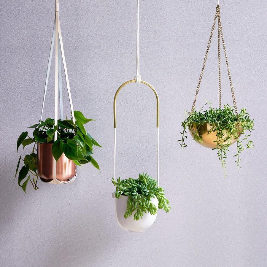Y hablando de plantas y maceteros, nos encantan estos colgantes. De izquierda a derecha, puedes encontrarlos en Amazon Home por 35.99, 9.99 y 19.99 euros.