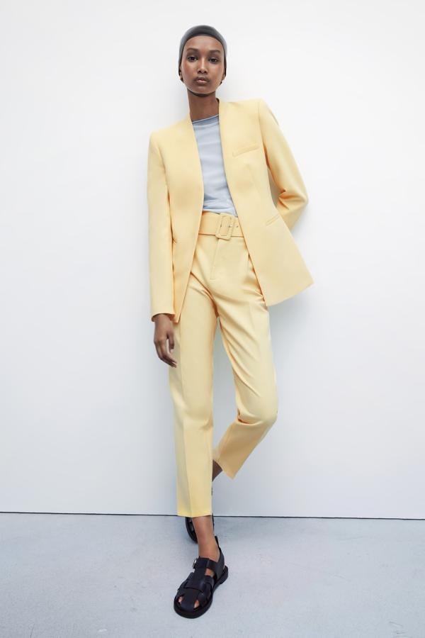 Pantalón de crepe con pinzas y cinturón a juego, de Zara (29,95 €).