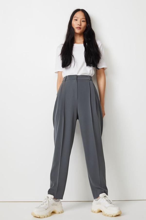 Pantalón de vestir con pinzas, de H&M (29,99 €).