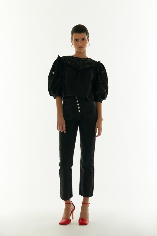 Vaquero de talle alto con cierre de botones asimétrico a la vista, de Sfera (25,99 €).