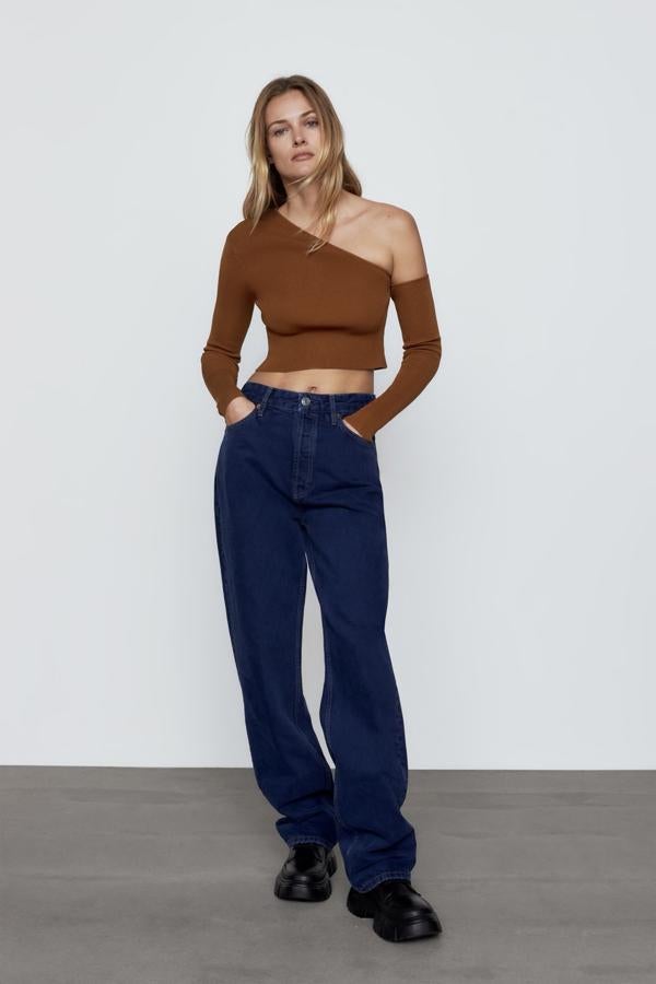 Top asimétrico de manga larga con manguito, de Zara (22,95 €).