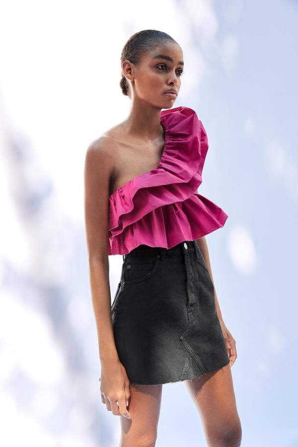 Top asimétrico con volantes, de Zara (5,99 €).