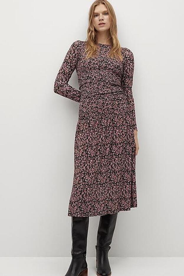 Pensando aún en los días más fresco, Mango también nos propone bonitos y favorecedores vestidos como este, que sienta de maravilla