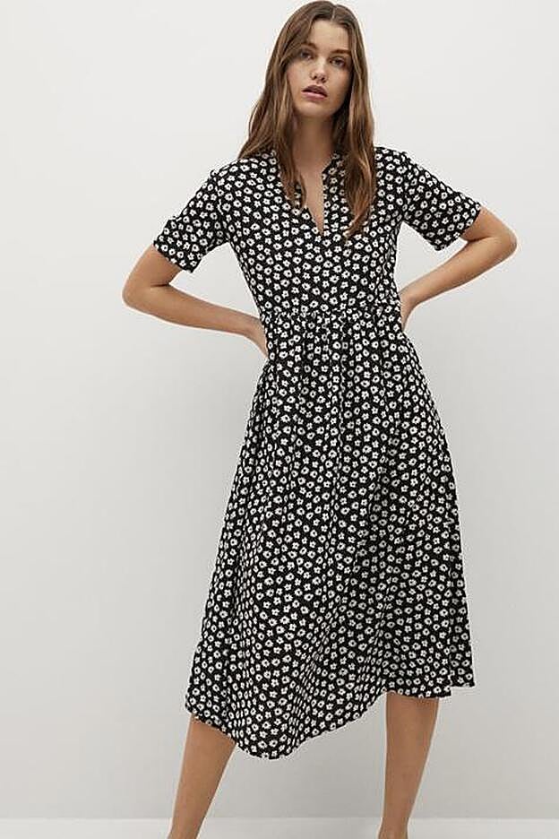 ¿Puede haber algo más favorecedor y socorrido que un vestido negro de flores como este? No querrás estar sin él…