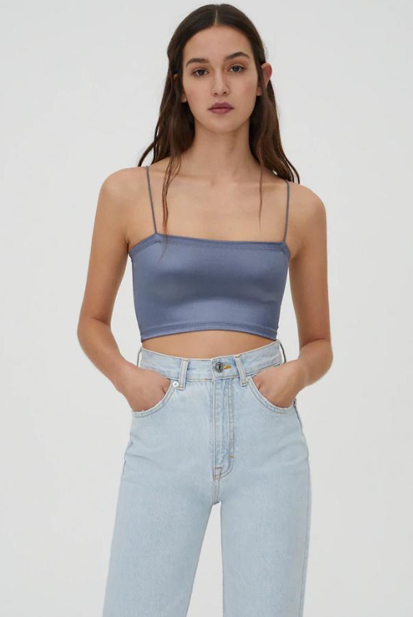 Top corto efecto satinado con tirantes finos y escote recto. Disponible en tres colores, azúl grisáceo, perla (beige) y negro. Precio actual: 7,99 euros.