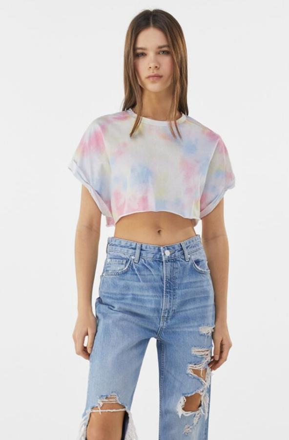 Camiseta ancha super cropped de algodón orgánico y manga corta. Estampado arcoíris tie dye, pero disponible en otros cuatro colores más: gris, naranja, azul claro y blanco roto. Precio actual: 5,99 euros.