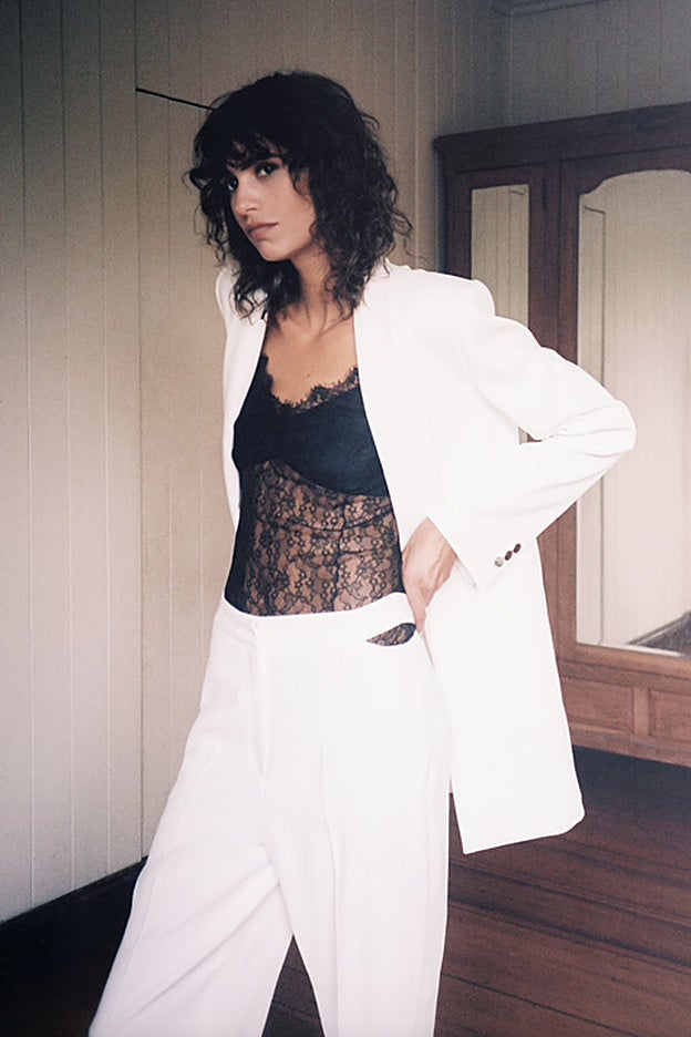 Pantalón con un discretísimo escote a la cadera de Zara.