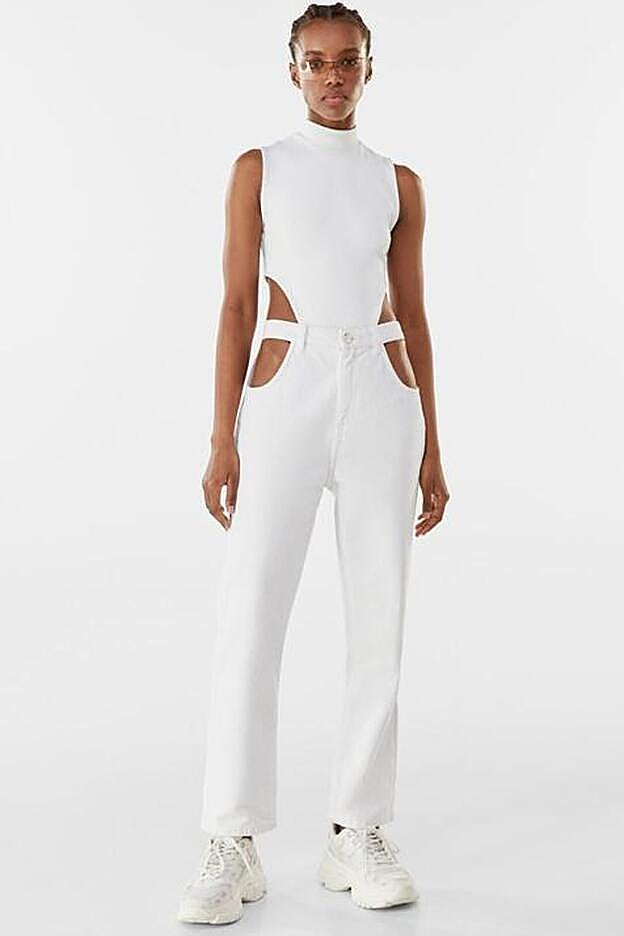 Pantalón vaqueros blanco de Bershka, con aberturas 'cut out' en la cadera.