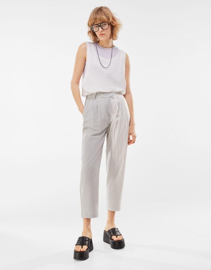 Combinado con una pernera de rayas, de Bershka (25,99 euros).