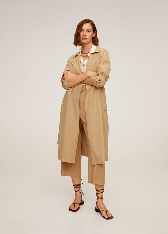 Trench fluido con cinturón en color arena de Mango Outlet (29,99 euros