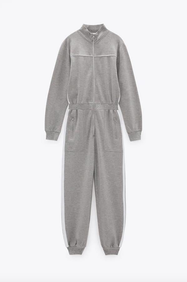 En gris vigoré, con cuello subido y mangas largas, este mono de diseño retro de Zara con bolsillos laterales de plastrón con cremallera, cintura elástica y acabados en rib viene con cierre frontal de cremallera. Cuesta 29,95 euros y está disponible en las tallas S, M y L.