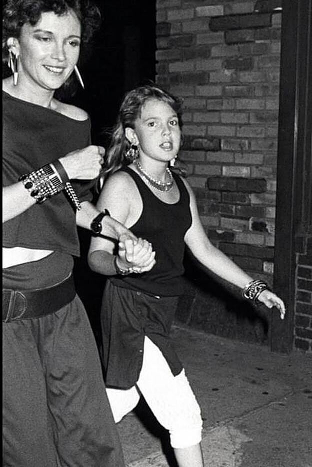 Drew Barrymore y su madre cuando esta era menor de edad y ya tenía problemas con las drogas.