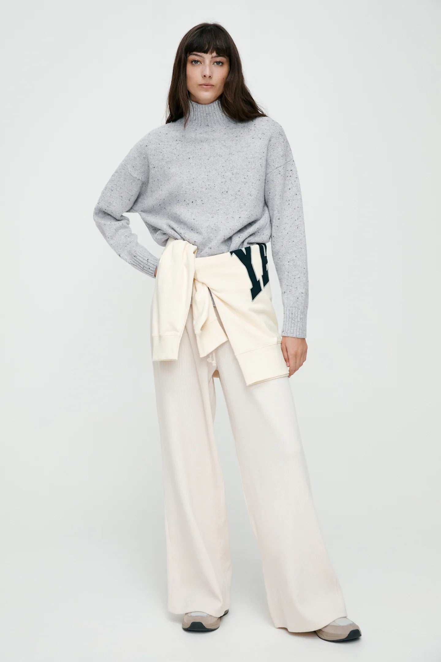 Terminamos con un jersey de lana con cuello subido en color gris. Una prenda de las rebajas de Zara que aún no sabemos por qué no está completamente agotada. Cuesta 15,99 euros y aún puedes conseguirlo en la S o en la L.