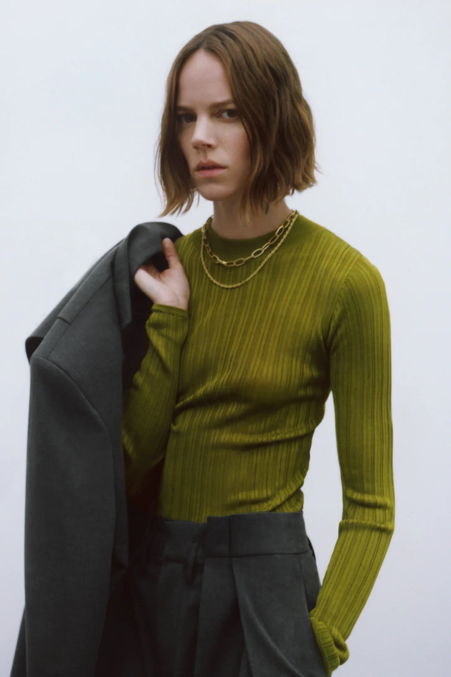 Jersey de punto rib en color verde oliva. Perfecto para llevar con vaqueros ¡o con traje de oficina! Un chollo de las últimas rebajas de Zara por 5,99 euros. (Disponible en las tallas S, M y L).