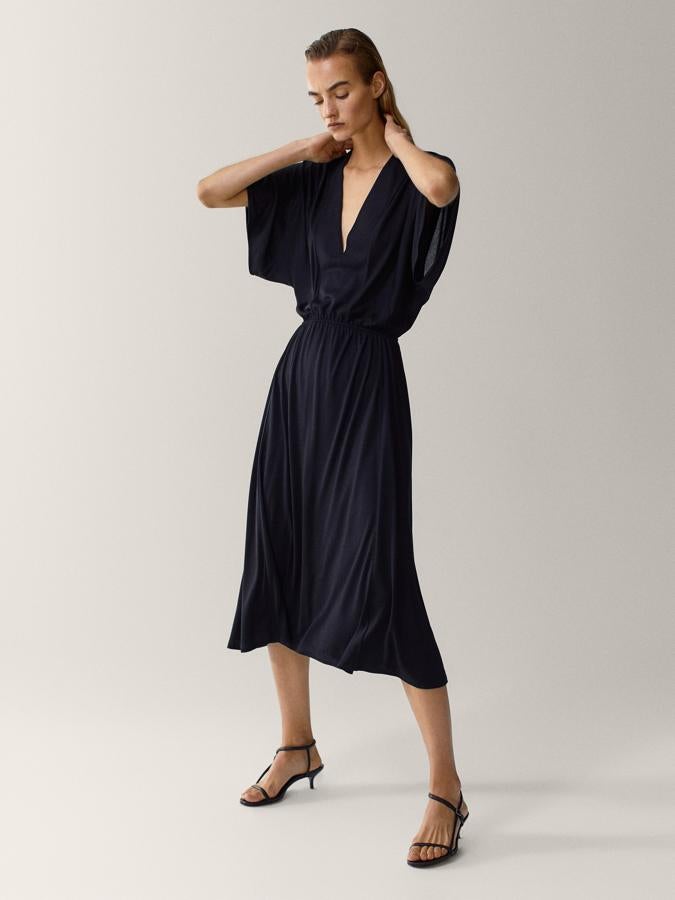 Este vestido midi negro con escote en uve y mangas kimono pasa de 59.95 a 25.95 euros en las últimas rebajas de Massimo Dutti.