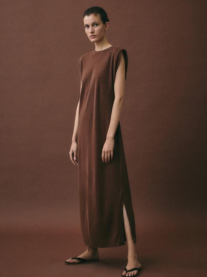 Estamos enamoradas de este vestido de punto con hombreras, rebajado en Massimo Dutti de 59.95 a 25.95 euros.