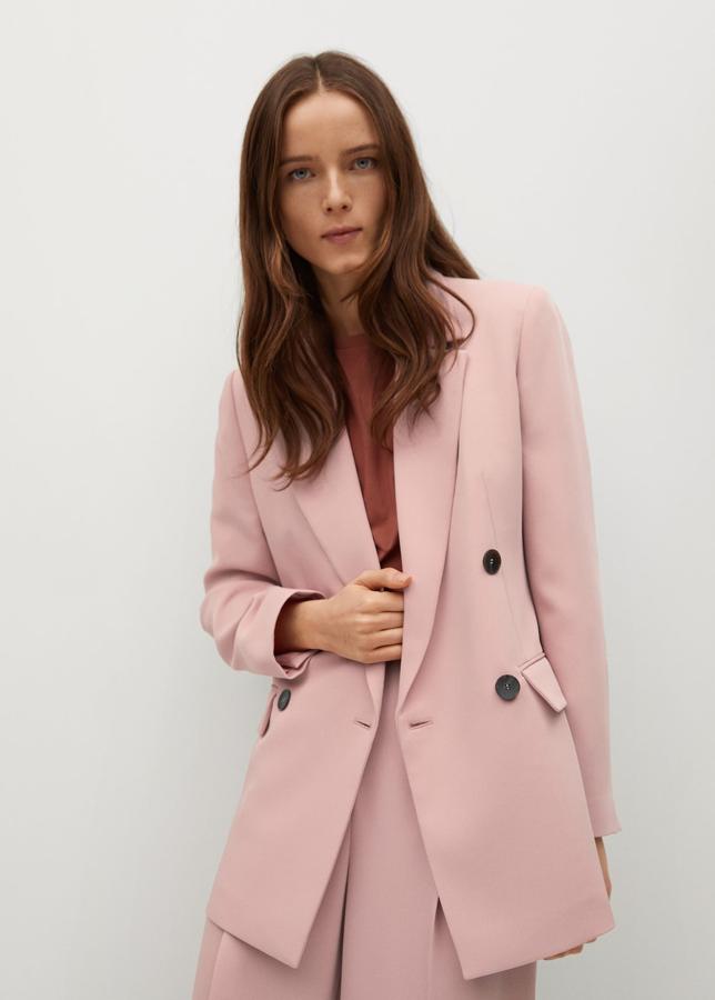 Americana de color rosa con doble botonadura de Mango (59,99 euros)