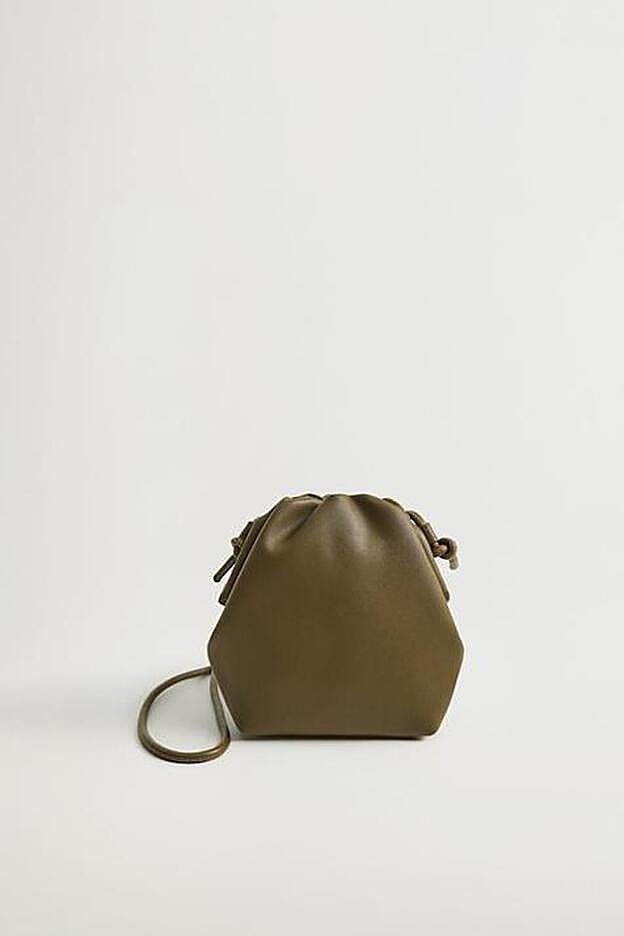 Bolso de asa larga que se puede llevar en la mano de Mango.