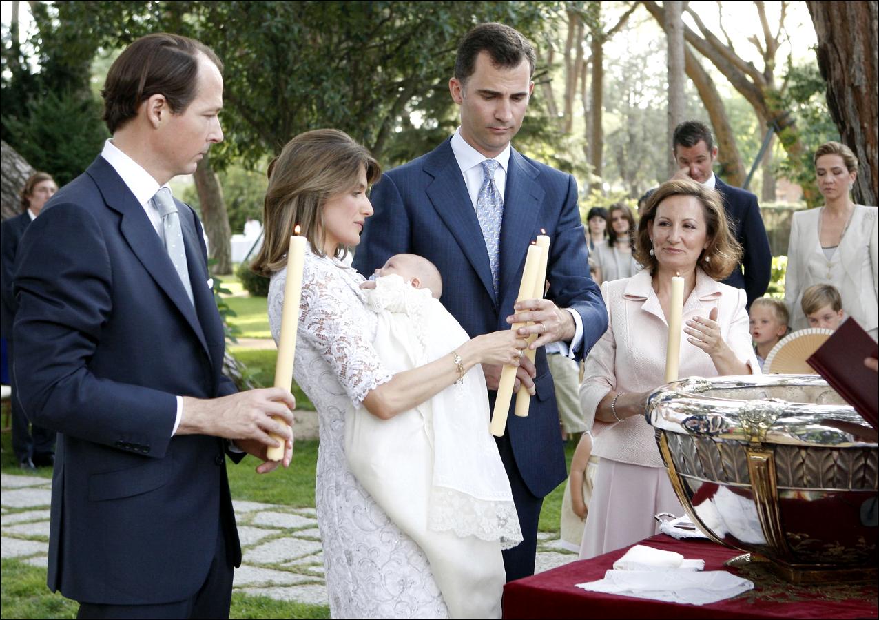 Los Reyes Eméritos fueron los padrinos de bautizo de la Princesa Leonor, heredera al trono de España, un gesto que se lee como algo institucional. Sin embargo, una vez cumplido el protocolo que se esperaba con la futura Reina Leonor, el bautizo de la Infanta Sofía tuvo un cariz más familiar y sus padrinos fueron el príncipe Kostantin de Bulgaria y la abuela materna, Paloma Rocasolano, que ocupó un lugar protagonista.