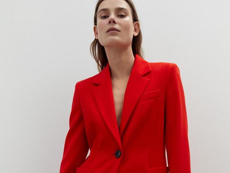 Fotos: Si estás buscando cómo darle un giro diferente a tu look de oficina, solo necesitas un traje de chaqueta rojo