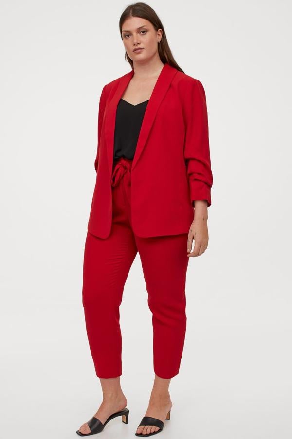 Traje de chaqueta con pantalón ajustado y cinturilla elástica, de H&M.