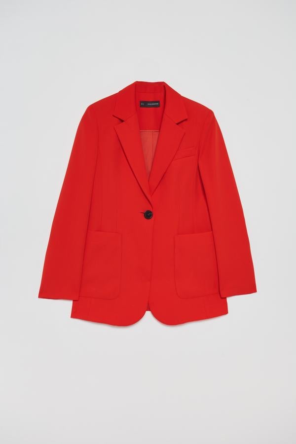 Blazer con un solo botón y bolsillos frontales, de Sfera (49,99 €).
