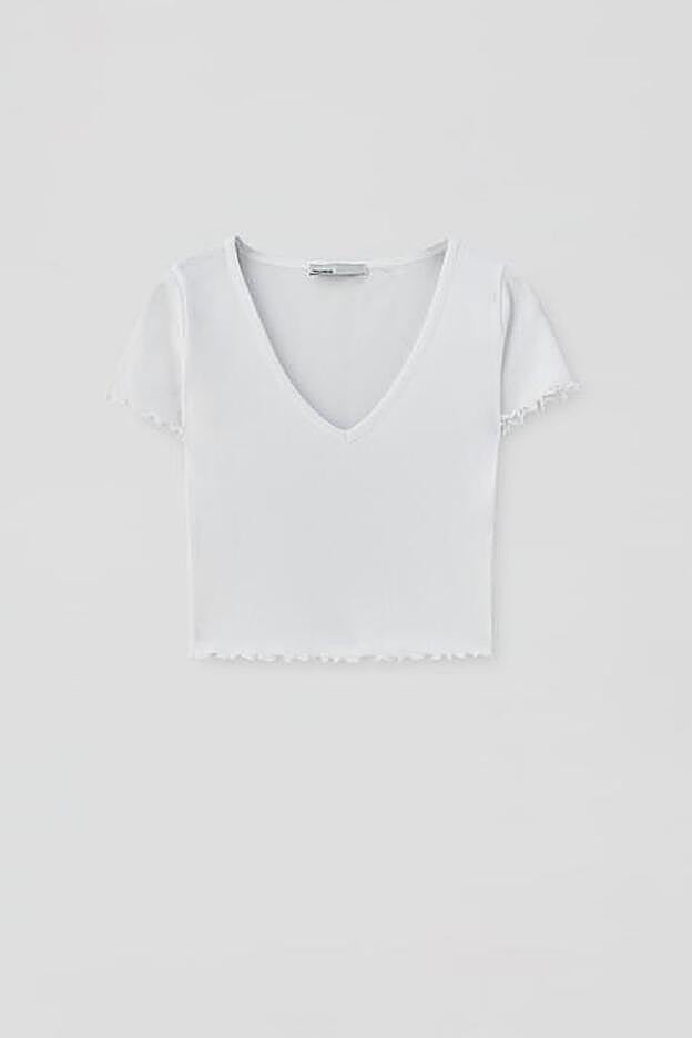 Camiseta blanca con escote en pico de la nueva colección de primavera de Pull & Bear (5,99 euros)