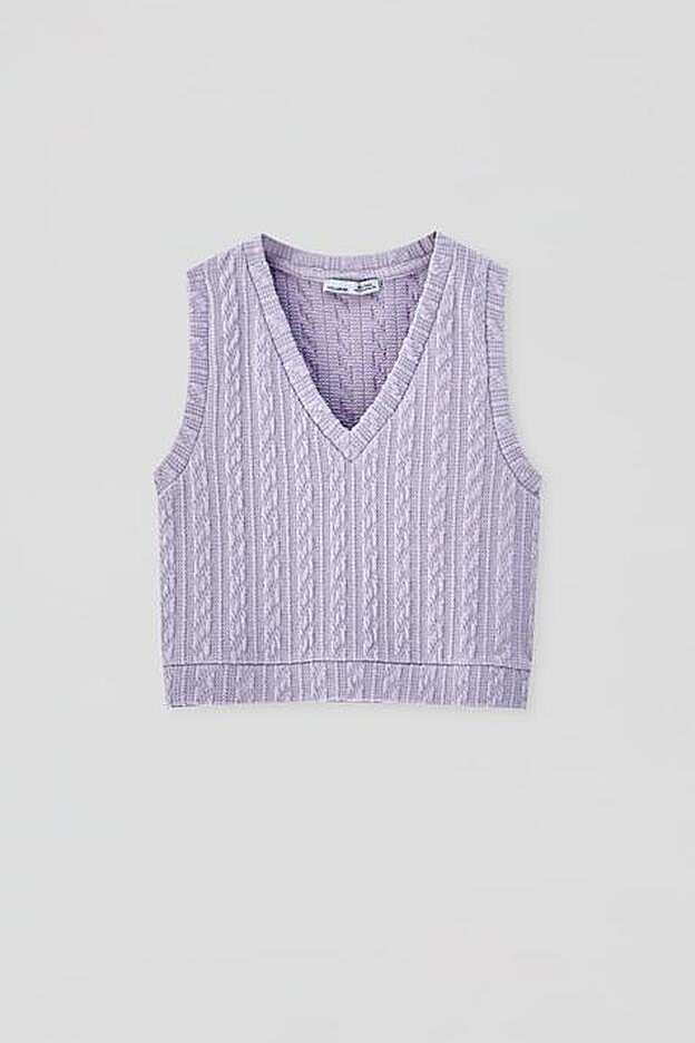 Chaleco de ochos en color lila de la colección de primavera de Pull & Bear (15,99 euros)