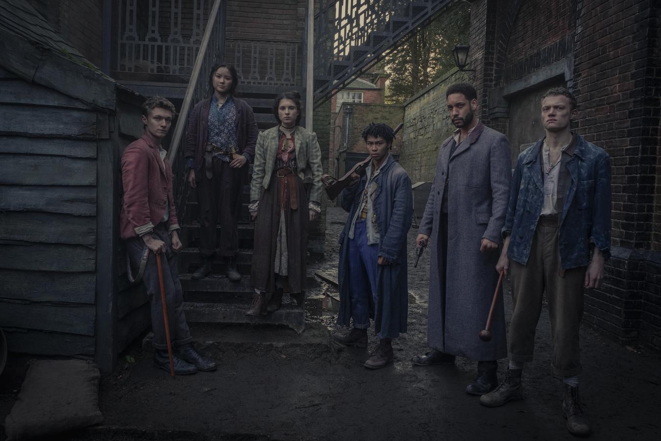 Los irregulares. Temporada 1. Netflix. 26 de marzo. Ambientada en el Londres victoriano, esta serie protagonizada por la banda callejera de adolescentes que le da nombre se adentra en la calle Baker para contar las manipulaciones que sufren de la mano del doctor Watson y su socio, Sherlock Homes, para que resuelvan crímenes por ellos mientras se llevan todo el crédito. Unos casos que irán tomando un cariz sobrenatural que amenaza con expandirse por toda la ciudad.