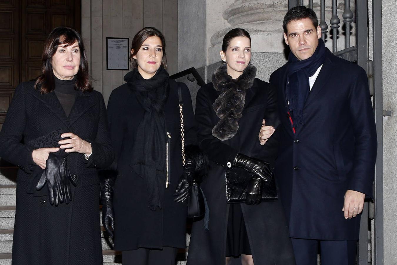 Para Carmen la muerte de su madre fue un duro golpe. Sus hijos siempre han sido su mejor apoyo en los momentos difíciles. En la foto les vemos a la salida de la iglesia junto a la mujer de Luis Alfonso, Margarita Vargas, a la que Carmen considera como una hija más y con la que tiene una magnífica relación.