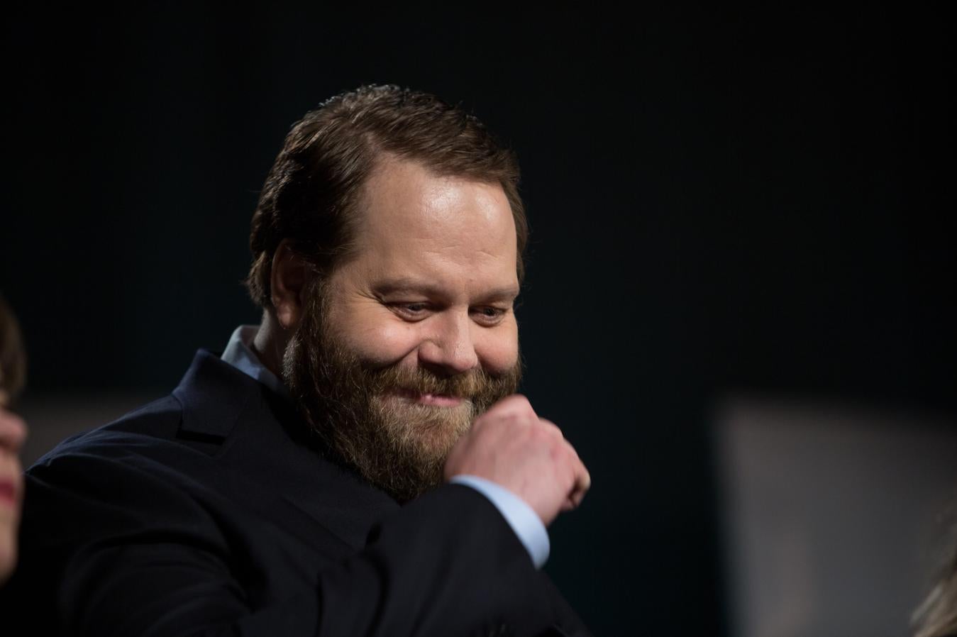 The Minister. Temporada 1. AMC. 8 de marzo.Este drama político oslandés explira la política desde una perspectiva diferente y audaz de la mano del carismático Ólafur Darri Olafsson, que encarna al populista Benedikt Rikhardsson, el recién elegido presidente que pertenece al Partido de la Independencia, aliado de los socialdemócratas para las próximas elecciones. Calificado de radical poco ortodoxo, se califica como un ciudadano honesto de Islandia y dice no estar interesado en el poder. Pero su falda de contacto con la realidad pondrá en peligro a su familia y al país.