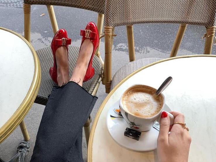 Fotos: ¡Alerta tendencia (y flechazo)! El color que no puede faltar en tu calzado la próxima temporada es el rojo: estas bailarinas, salones y sandalias son la prueba