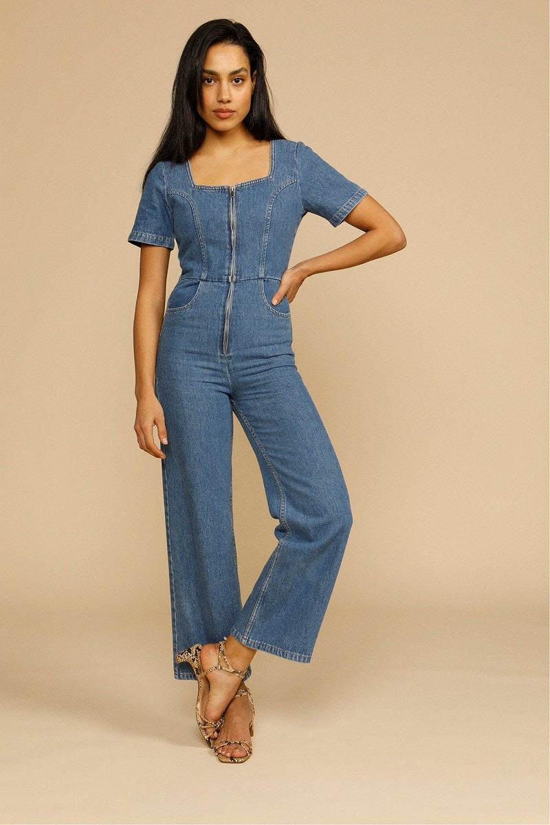 Inspirado en los monos vaqueros de estilo worker, Madi es el mono estrella de la colección de Rouje que ya ha llevado Lucía Rivera. Destaca por su cierre de cremallera central, por su manga corta y por el bajo acampanado para un efecto piernas infinitas irresistible. (195 euros).