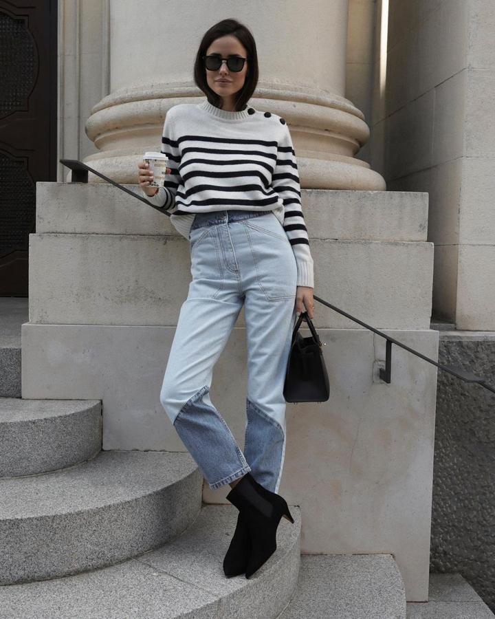 Jersey de rayas con botones + pantalón vaquero desgastado + botines negros con tacón bajo (@alexriviere)