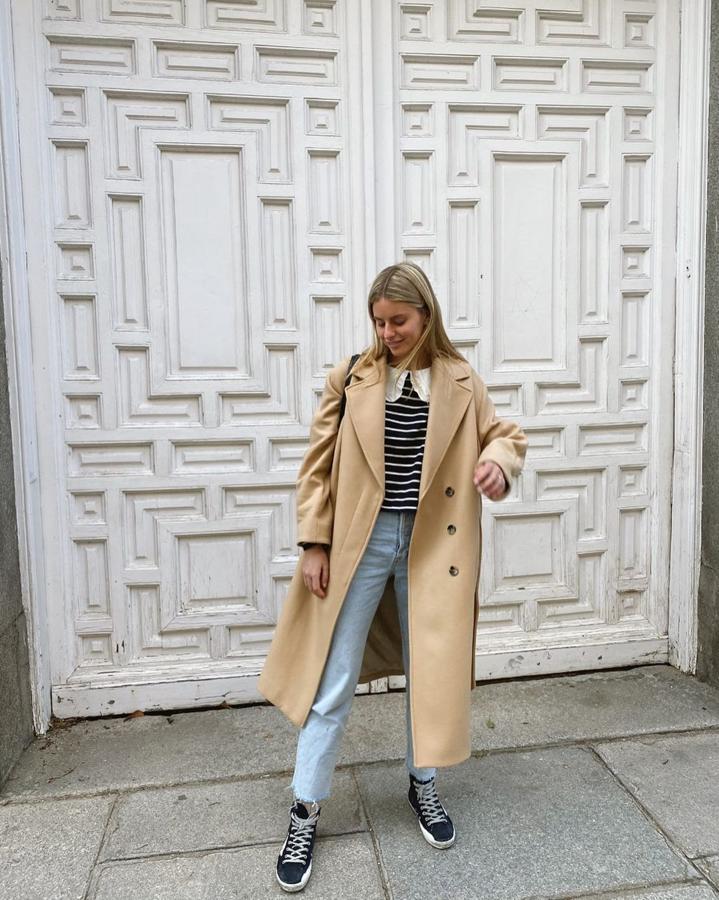 Abrigo con doble botonadura + jersey con rayas + zapatillas de bota (@mariagarridoest)