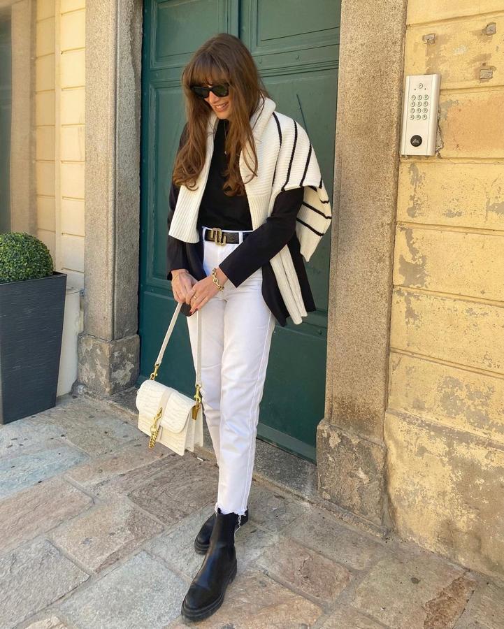 Jerse con rayas + vaqueros blancos + botines planos de color negro (@juliesfy)