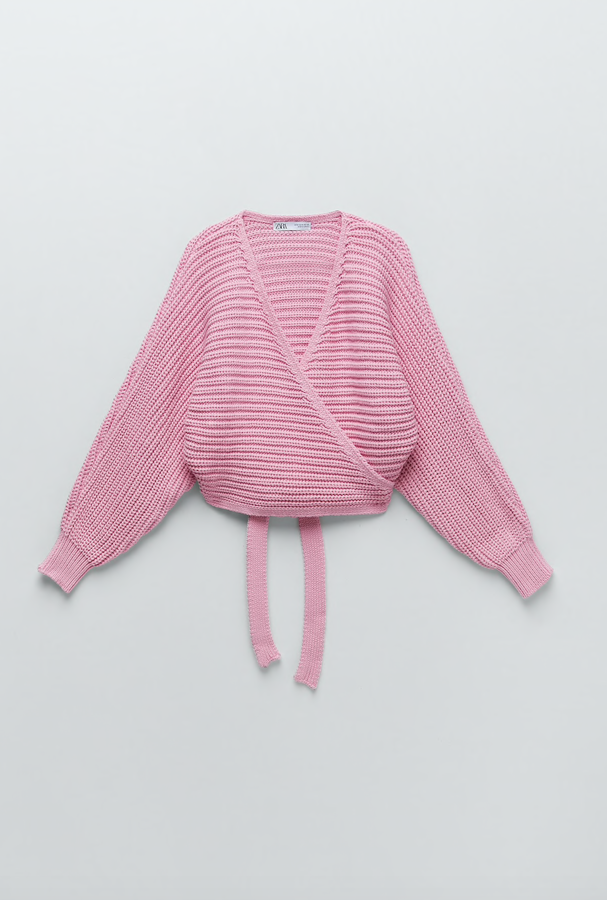 Si pese a todo nos hemos enarmorado de un cárdigan que tiene volumen, como esta preciosidad de Zara (25,95 euros), no tenemos porqué negarnos el capricho. Para contrarrestar ese volumen que va a crear en la parte superior, siempre podemos optar por unos pantalones chinos o vaqueros más bien pegados que marquen bien nuestra silueta y peligro conjurado.