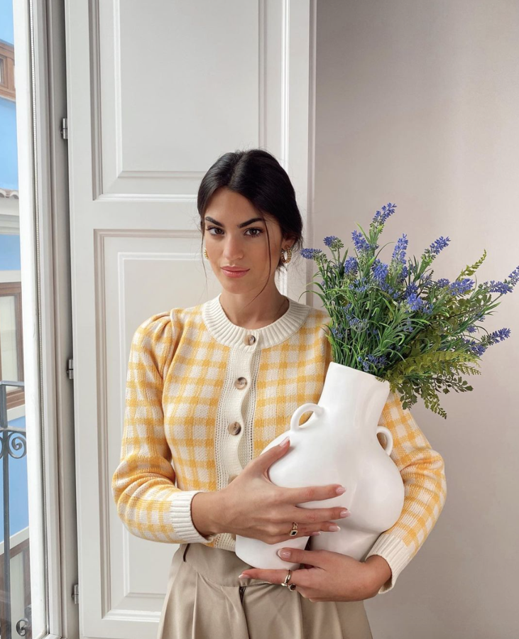 Para que el cárdigan rejuvenezca y actualice cualquier pantalón, lo mejor es optar por una versión con mucho color, detalles originales o estampado vivo. Una opción ideal es este cárdigan a cuadros de Storets (41,95 euros), con frunces en los hombros: precioso. Sin embargo, para que afine la silueta, es conveniente prescindir de frunces y adornos, elegir un punto lo más ligero y plano posible y medir muy bien cuál es el largo que más se ajusta a nuestro tipo de cuerpo: hasta la cintura como lo lleva Marta Lozano o un poco más abajo, por encima de la cadera.