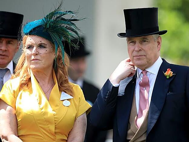 El príncipe Andrés, caído en desgracia por su implicación en el caso de tráfico de menores de Jeffrey Weinstein, junto a su ex mujer, Sarah Fergusson.