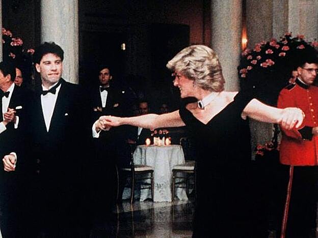 Lady Di y sus perlas bailando con John Travolta en la Casa Blanca, una imagen que no gustó nada a la cororna inglesa.