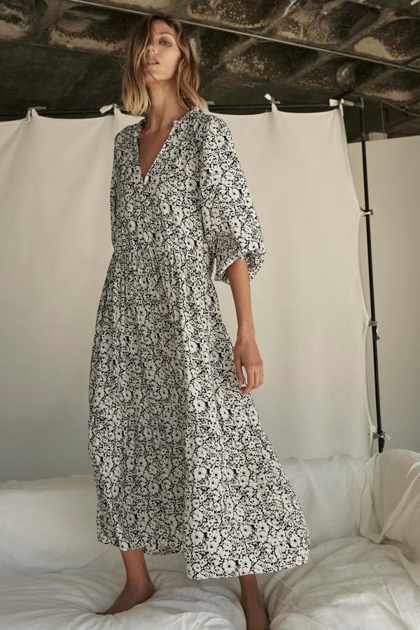 Vestido midi con estampado de flores en blanco y negro de Zara (39,99 euros)