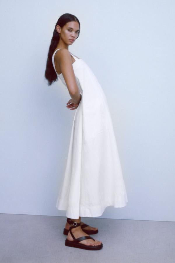 Vetsido blanco de tirantes con largo midi de la nueva colección de Zara (29,99 euros)