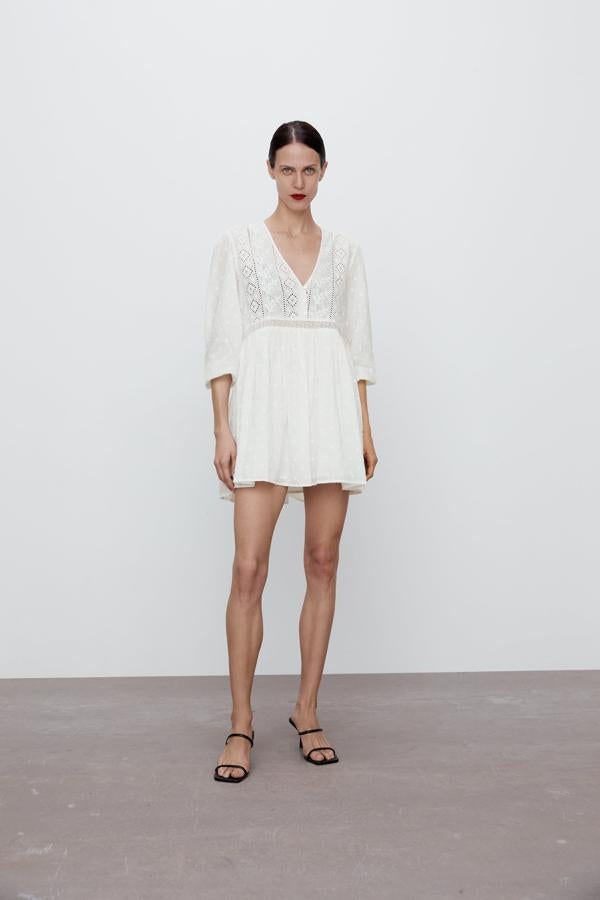 Vestido blanco corto con calados de la nueva colección de Zara (29,99 euros)