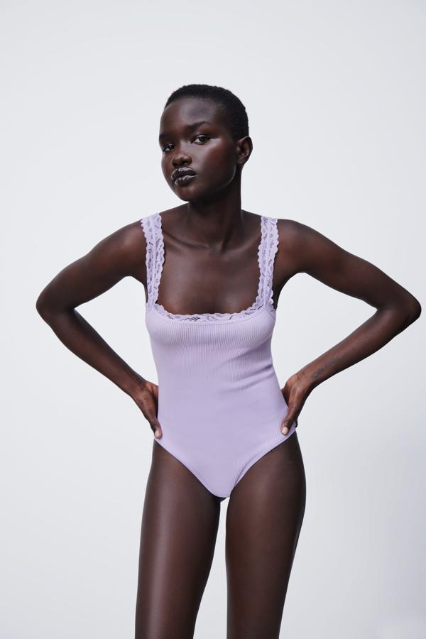 Bodu de canalé con detalles de encaje en color lila de Zara (15,99 euros)