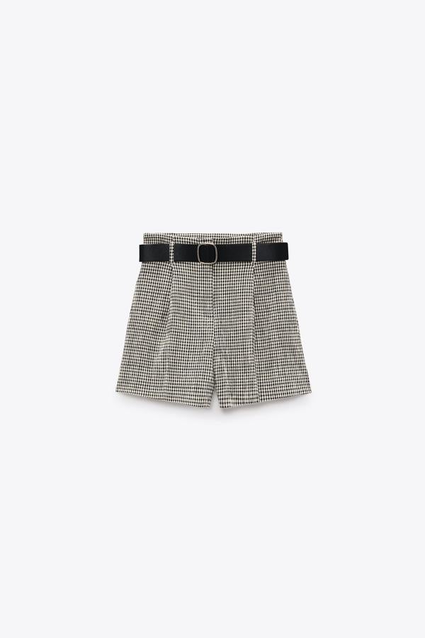 Bermudas estampadas con cuadros y con cinturón de la nueva colección de Zara (25,99 euros)