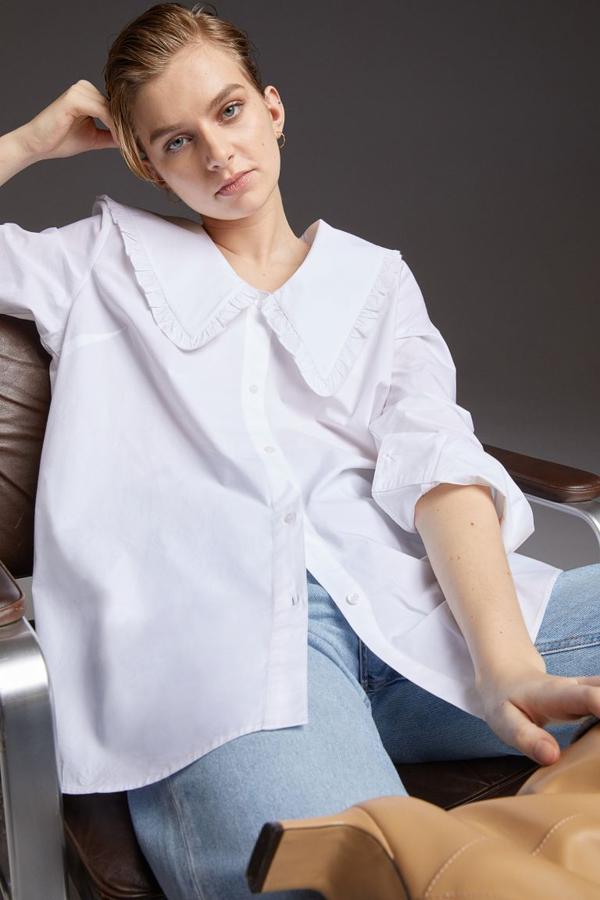 Blusa bñanca de popelín con cuello bobo de H&M (19,99 euros)