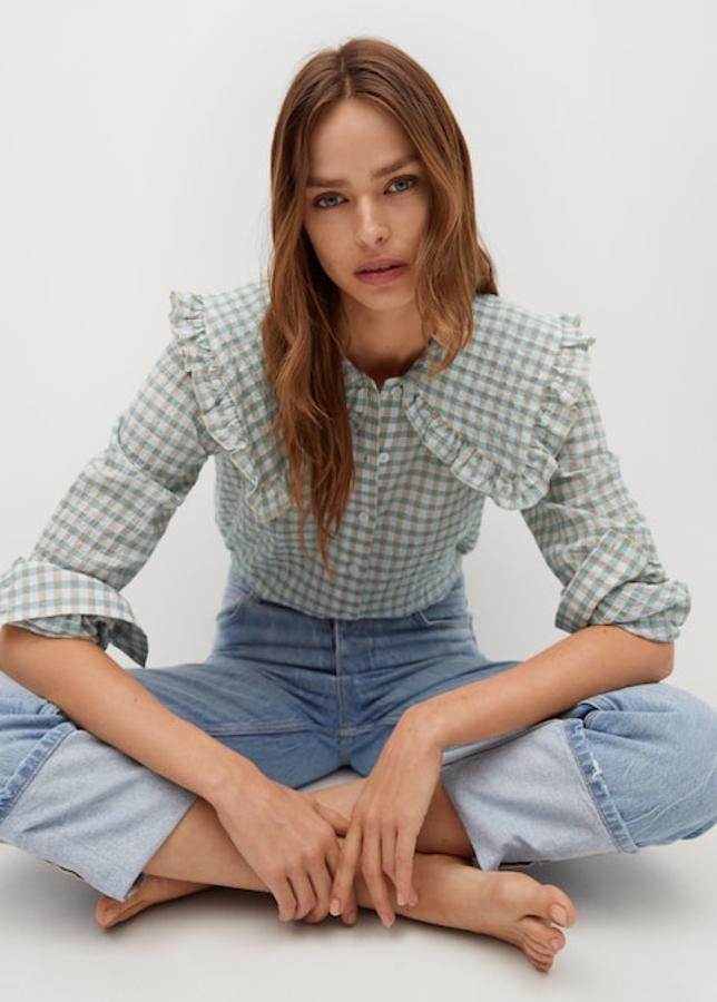 Blusa con estampado de cuadros en tonos verdes de Mango (29,99 euros)