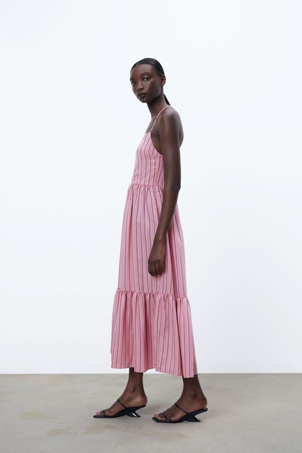 Vestido estampado en color rosa con rayas de la nueva colección de Zara (29,99 euros)