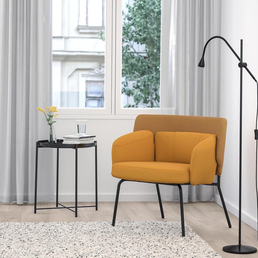 Este original sillón está disponible en color amarillo o gris oscuro. Con forma redondeada y respaldo y reposabrazos mullido, tiene un precio de 149 euros.